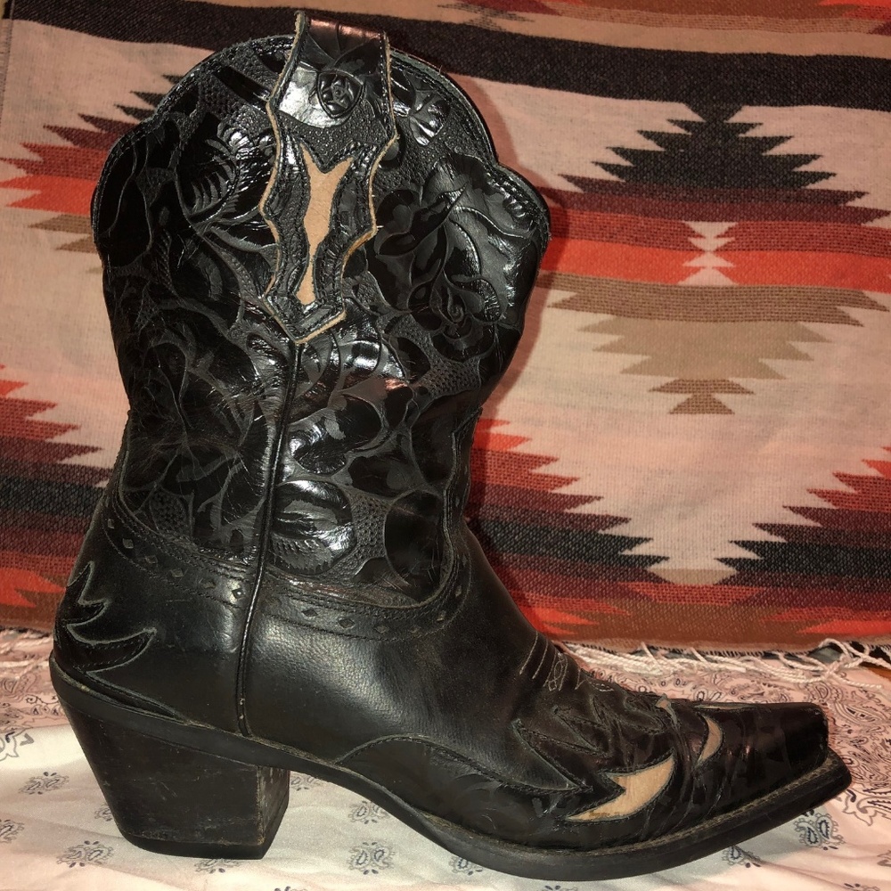 GORGEOUS black leather Ariat Cowgirl boots